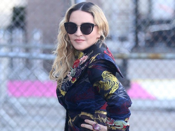 Madonna носит солнцезащитные очки Salvatore Ferragamo SF830S