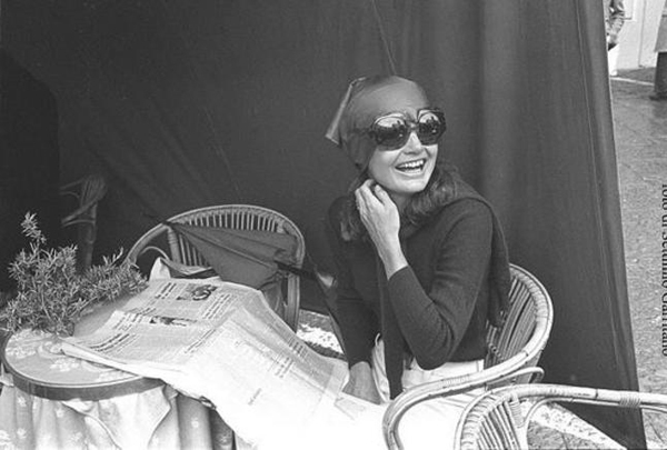 Жаклин Кеннеди в солнцезащитных очках неправильных геометрических форм