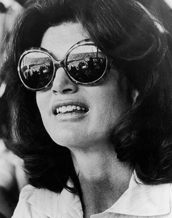 Жаклин Кеннеди в солнцезащитных очках округлых форм