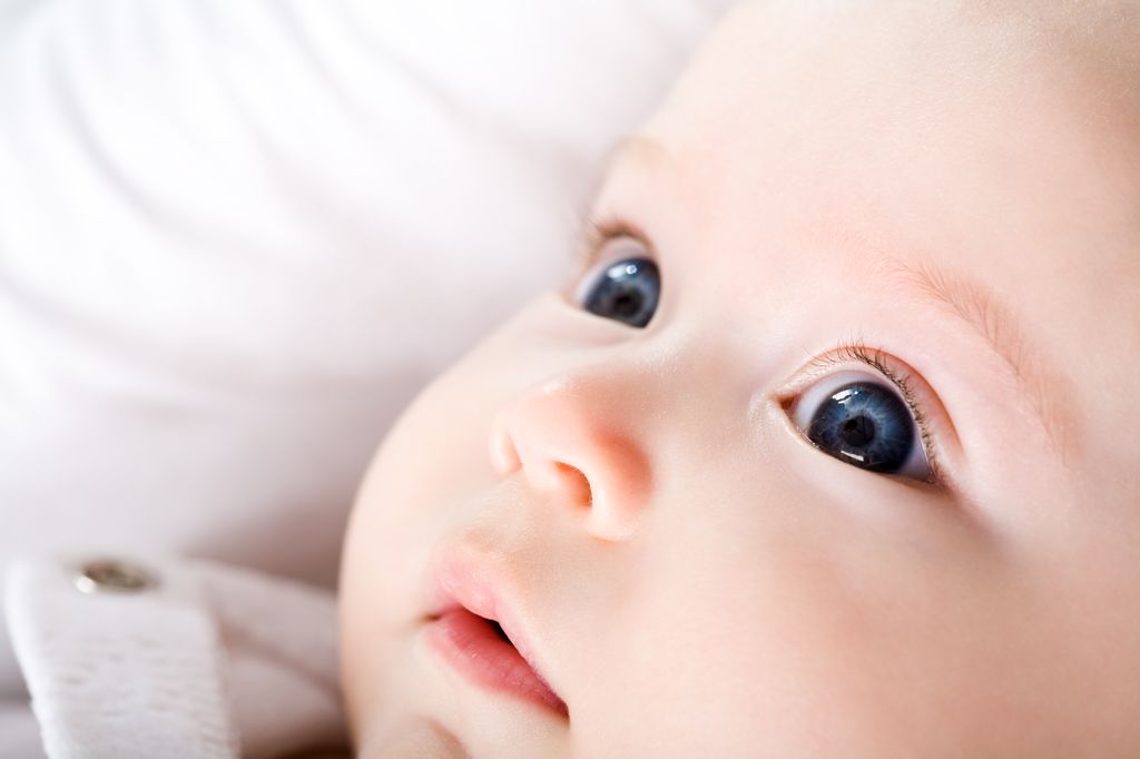 глаз новорожденного