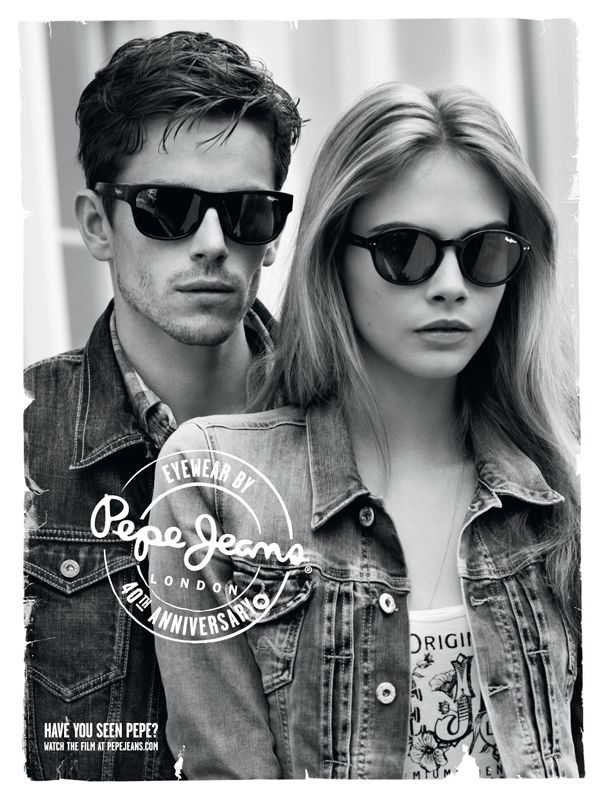 Кара Делевинь в солнцезащитных очках Pepe Jeans