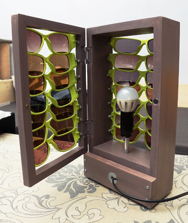Серия настольных ламп с элементами очков специально для Сколани Оптик