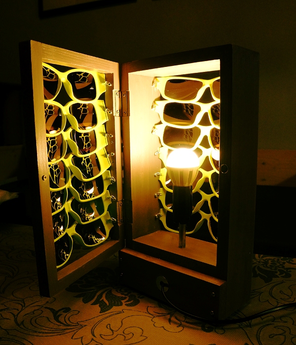 Серия настольных ламп с элементами очков специально для Сколани Оптик