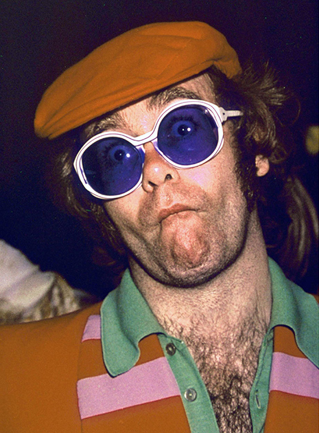 Элтон Джон в белых очках с синими линзами, 1977 г