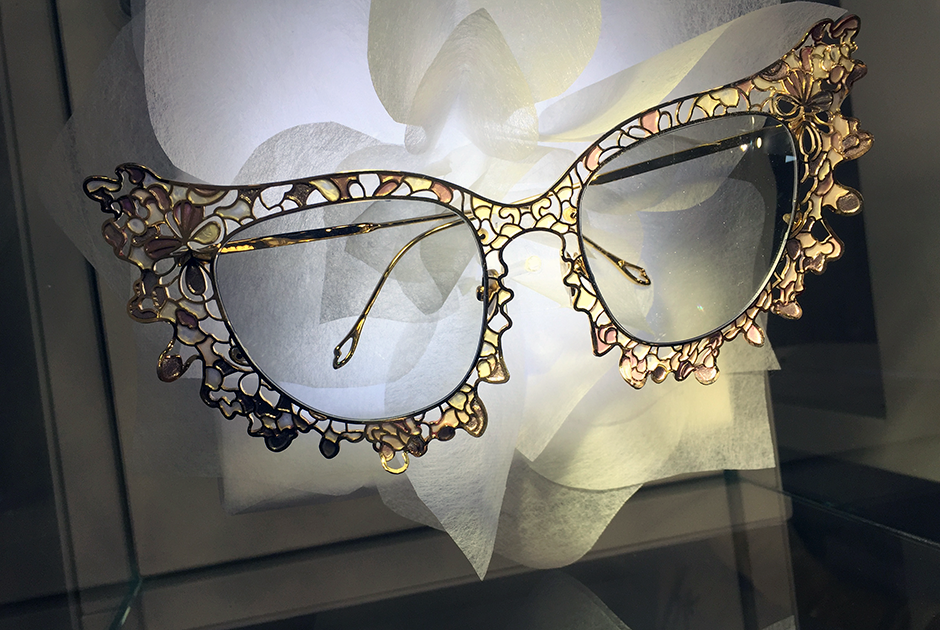 Декоративные очки на стенде Laura Ashley