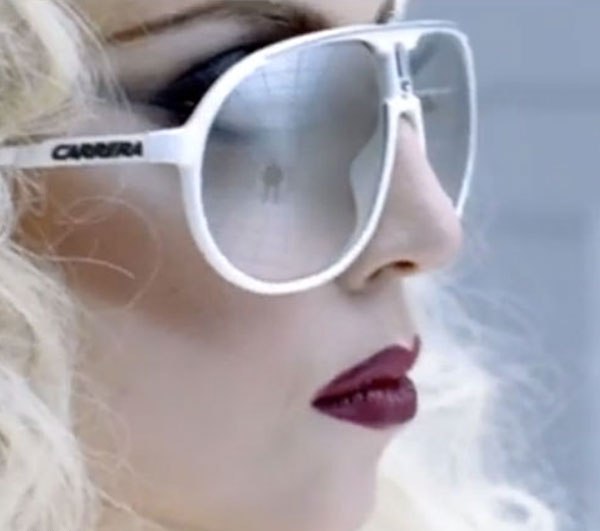 Леди Гага носит очки Carrera-CHAMPION-CCPKM в клипе Bad Romance
