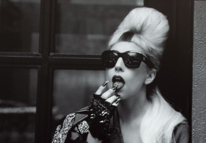 Lady Gaga в солнцезащитных очках Chanel
