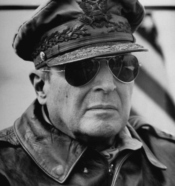 Дуглас Макартур (Douglas MacArthur) в солнцезащитных очках Ray-Ban