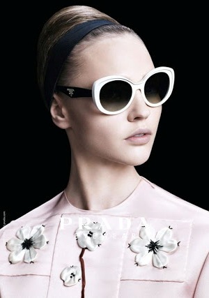 Солнцезащитные очки Prada 2013: очки-бабочка в черно-белом стиле