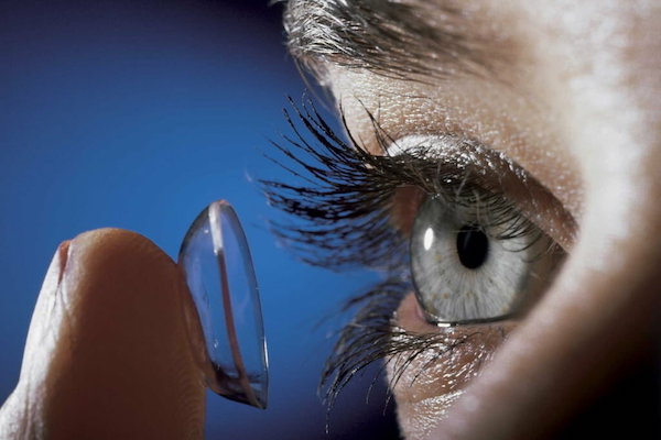 В США в популярных контактных линзах нашли химикаты, связанные с риском развития рака