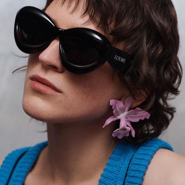 «надувные» очки испанского бренда Loewe в массивной выпуклой оправе. «надувные» очки испанского бренда Loewe в массивной выпуклой оправе