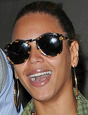 Beyonce носит солнцезащитные очки Persol 714