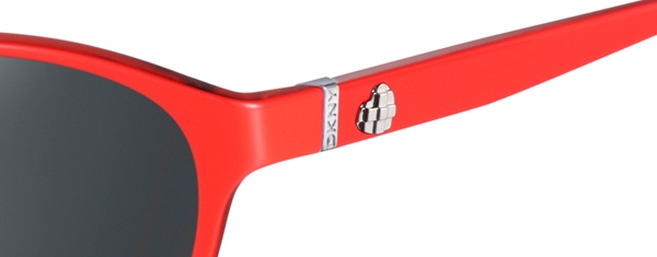 На дужках очков располагается логотип и сердечко На дужках очков располагается логотип и сердечко