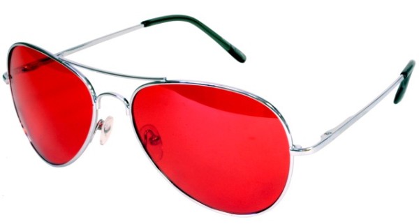 Солнцезащитные очки с красными линзами - подойдут для вечеринки, но не для отдыха у воды
