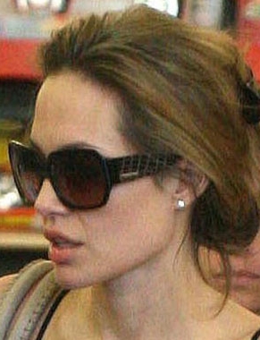 Анджелина Джоли носит солнцезащитные очки Michael Kors - MKS 526