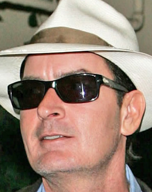 Чарли Шин носит солнцезащитные очки Persol 2803