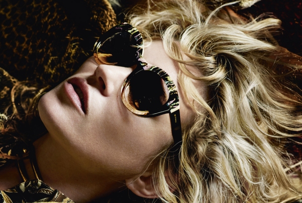 Модель Кейт Мосс (Kate Moss) в солнцезащитных очках Etro. Фотограф Mario Testino