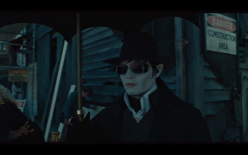 Барнабас Коллинз (Johnny Depp) в модных солнцезащитных очках Jean Paul Gaultier