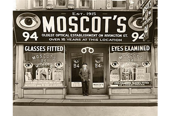 Хайман Москот у своего магазина оптики Moscot, 1934 год