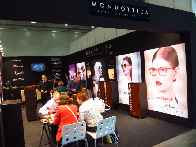 На стенде компании Mondottica, Москва, КрокусЭкспо, выставка Очковая Оптика. осень 2013 На стенде компании Mondottica, Москва, КрокусЭкспо, выставка Очковая Оптика. осень 2013