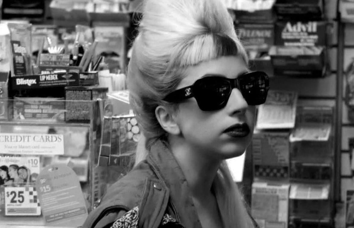 Lady Gaga в солнцезащитных очках Chanel