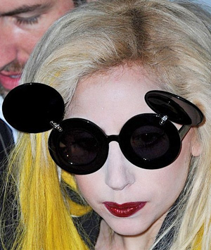 Lady Gaga в черных круглых солнцезащитных очках Linda Farrow